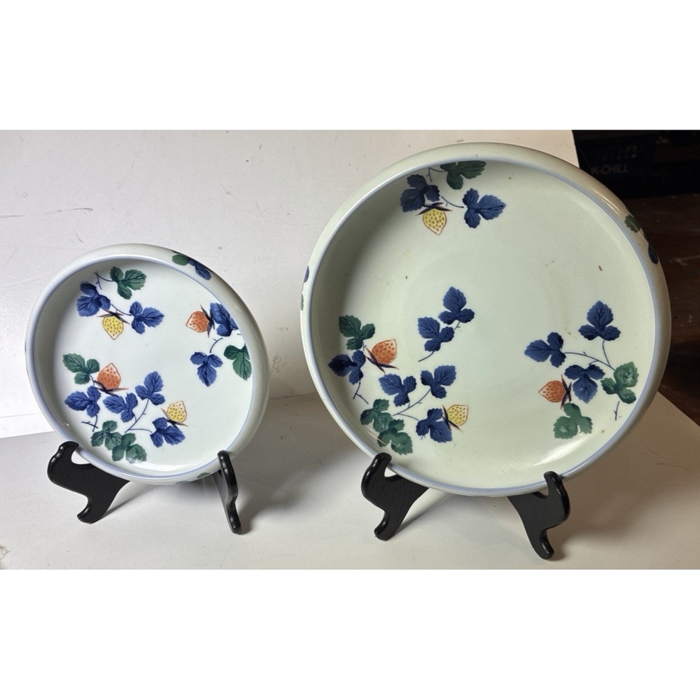 VTG Arita Kakiemon style Porcelain Plates W/ Wooden Stands (HE)